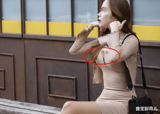 鑫宝聊育儿|美女光顾着整理头发，上衣扣子开了都不知道，我要不要提醒她？哈哈哈