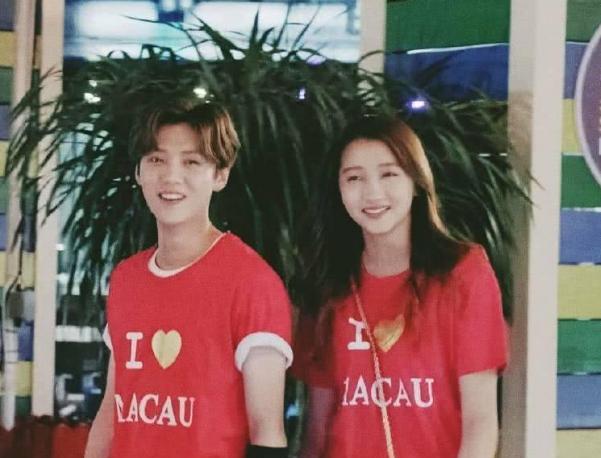 关晓彤|华晨宇以为没镜头, 对关晓彤摸头杀, 晓彤第一反应是对鹿晗最大尊重