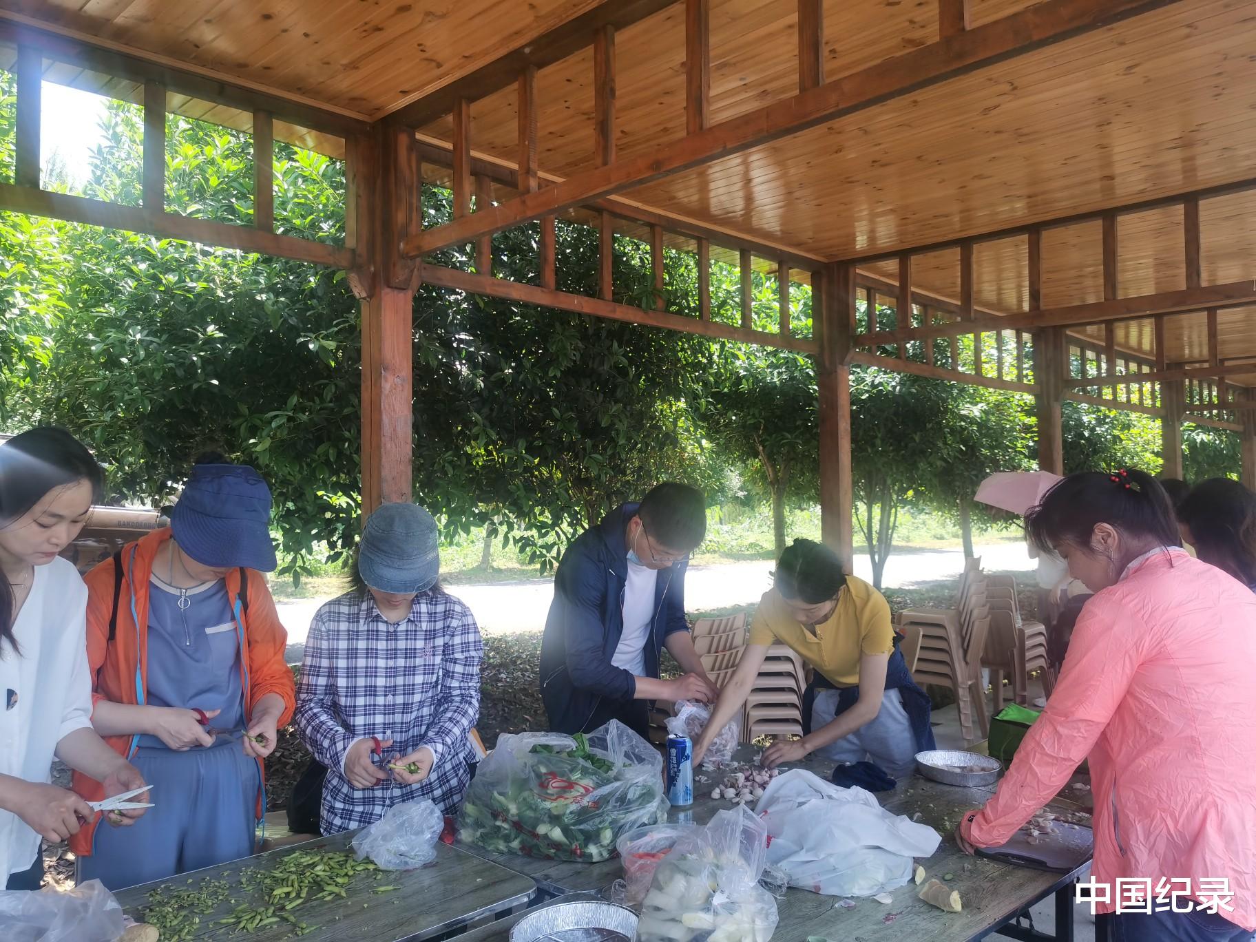 中国纪录 “感恩母亲节”碧桂园海昌天澜物业带“妈妈”游花海