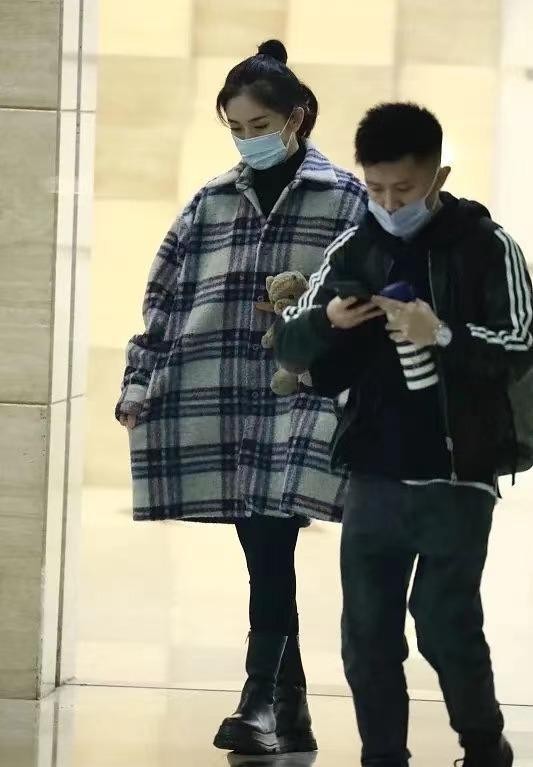 谢娜|谢娜挺大肚子为双胞胎女儿庆生！张杰要缺席，参加春晚联排太忙