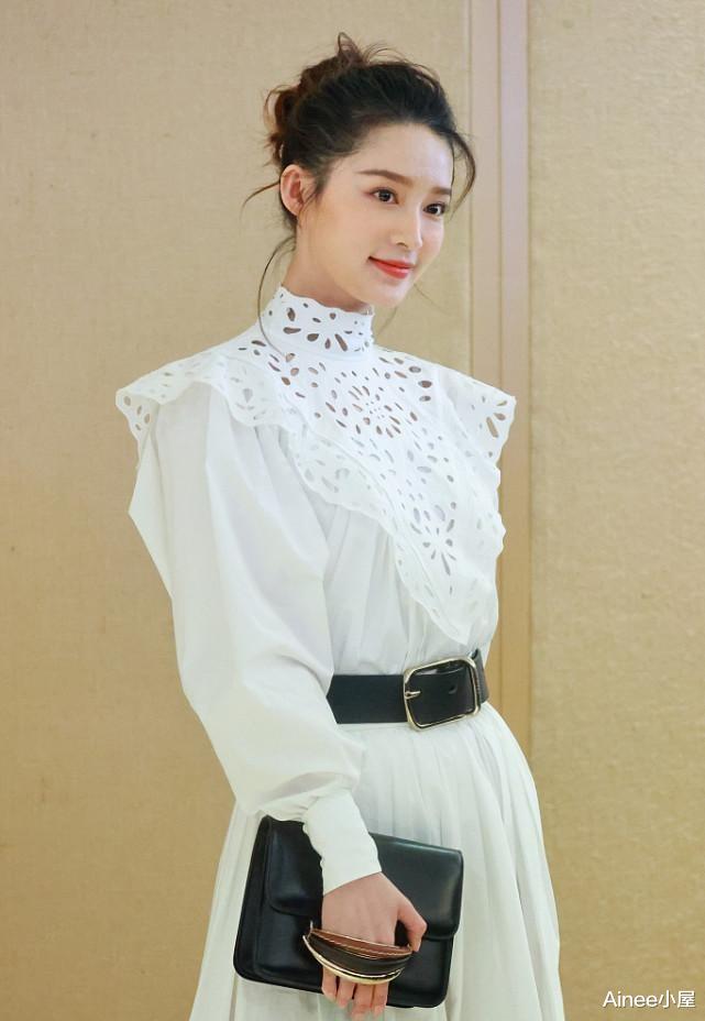 李沁|李沁的腰真是一把就能握住，白裙搭配镂空领，配腰带显出单薄身形
