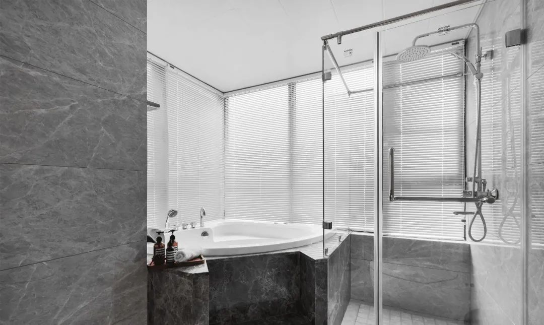 老年小妙招|别发愁!学会他家「黑白配」,鸡肋空间变身展示台+收纳区