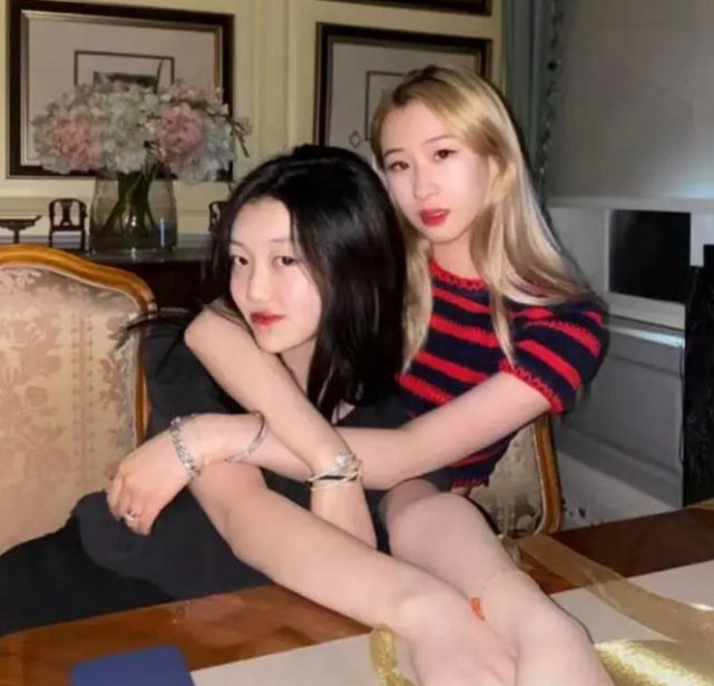 李嫣|15岁李嫣出落得越来越美啦!穿白裙参加好友毕业会,大抢朋友风头