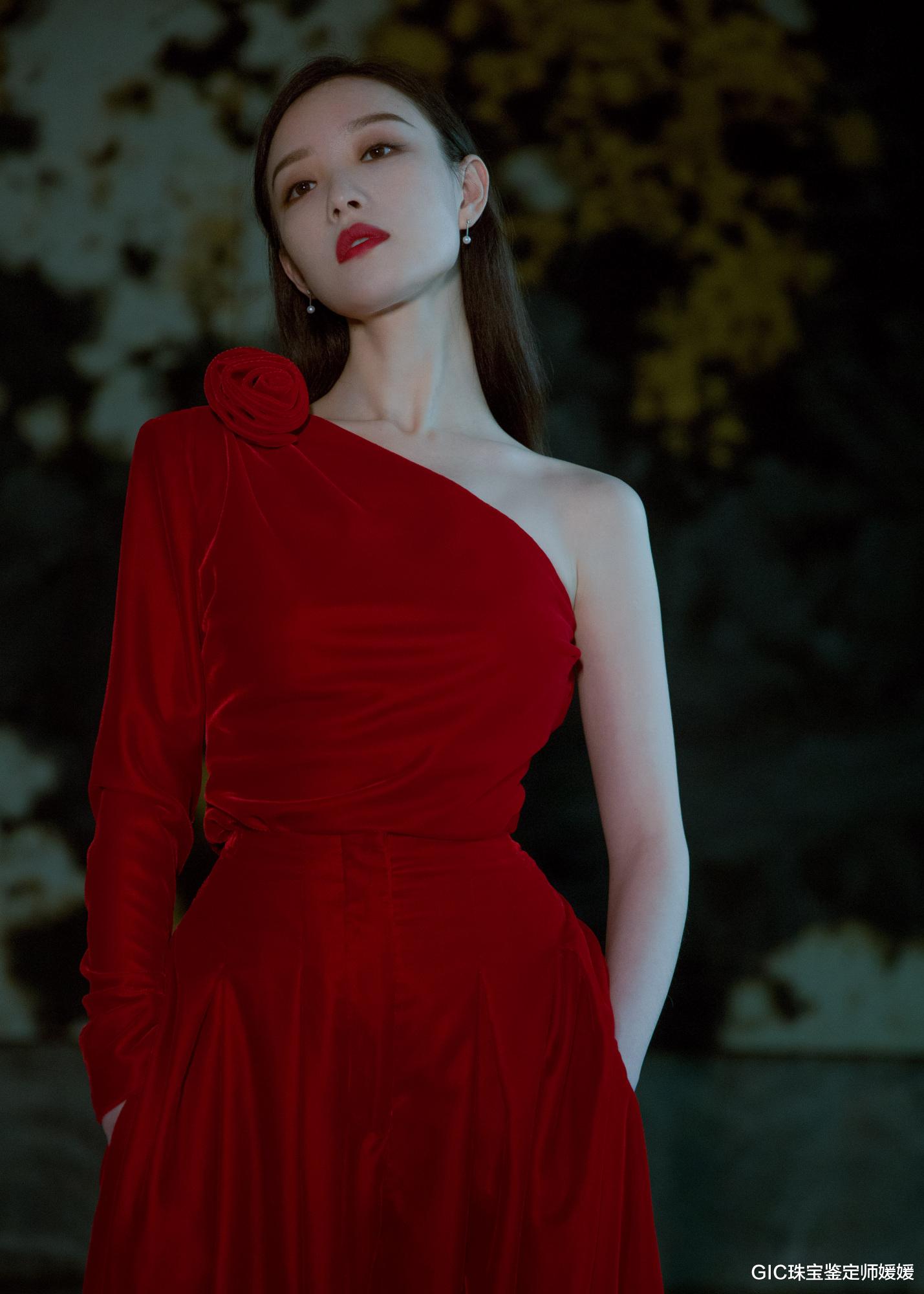 GIC珠宝鉴定师媛媛|掌握红色服饰的搭配技巧，轻松佩戴起首饰，让你在聚会中大放光彩