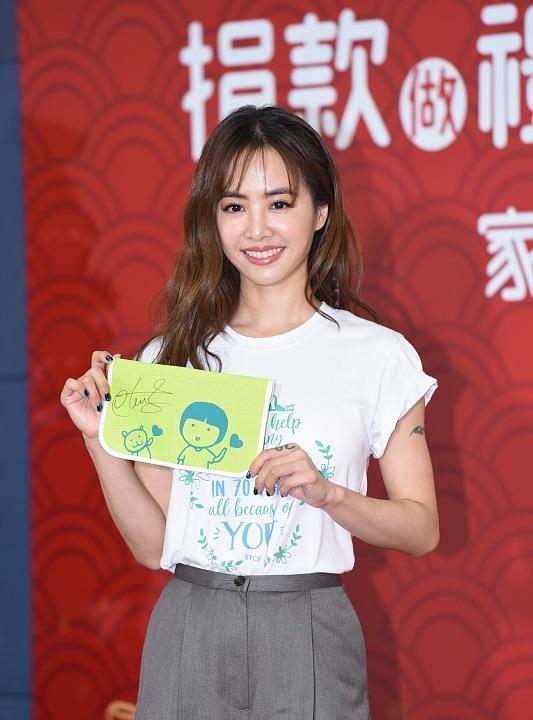 波波的时尚|“亚洲舞娘”蔡依林还挺乖巧，身穿白色T恤，一点不像演唱会时