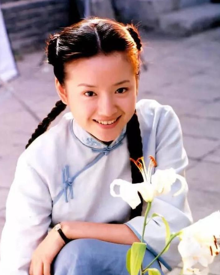 潮帮先生 董洁对自己真有自信，素颜直播包饺子，穿衬衫扎丸子头哪像41岁