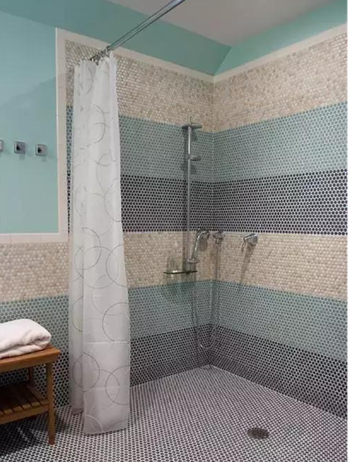 洗澡时你划到过吗?家里有老人、小孩特别注意,这样防滑!