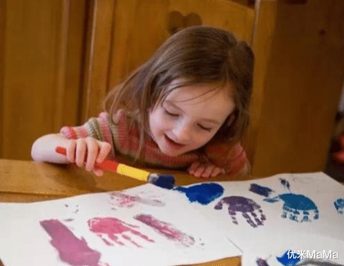 优米MaMa|孩子喜欢抠指甲、咬指甲是坏习惯?不,这是孩子在传递其他信息