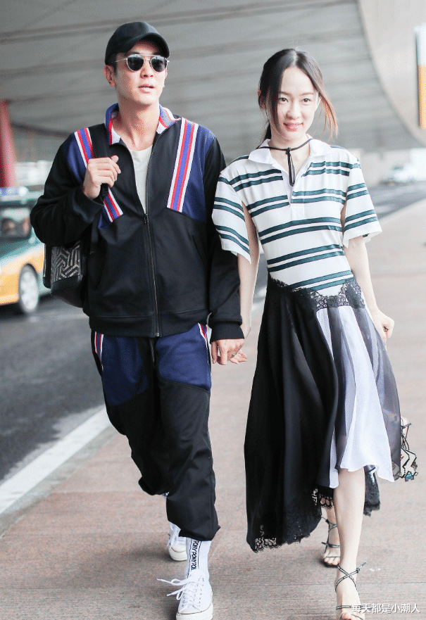 美甲|霍思燕真会玩！非要穿挂脖印花连衣裙，搭配红唇尽显大美人的魅力