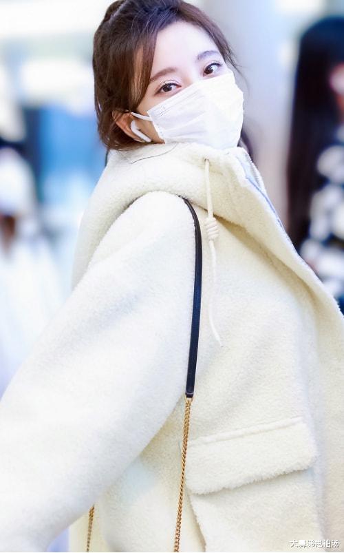 李秀明|冯提莫最新机场照曝光，白色毛绒外套时尚感拉满，网友：星味十足