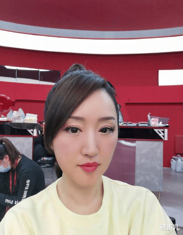 杨钰莹|杨钰莹坦言没长过皱纹，之前农村商演的生图，一看就是老大妈！