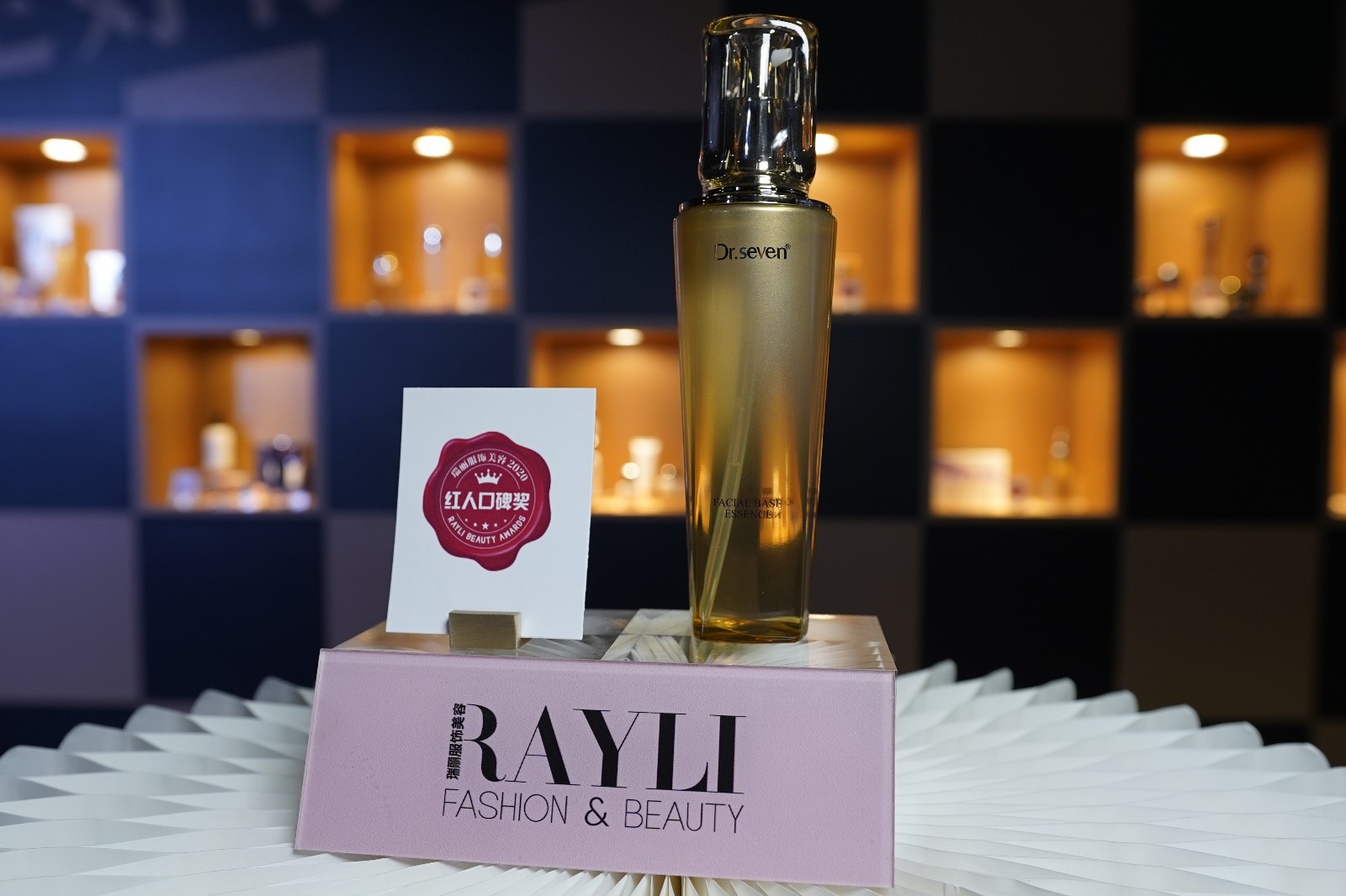 短发 真的以为每天拍点化妆水就能补水了吗?爽肤水要这样用,效果才好