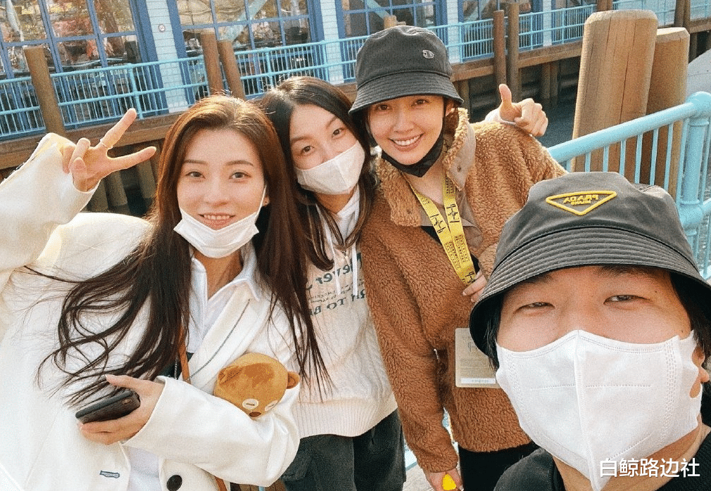 郭碧婷|向佐一家三口游玩！1岁女儿在爸爸怀里好乖巧，郭碧婷身材略圆润