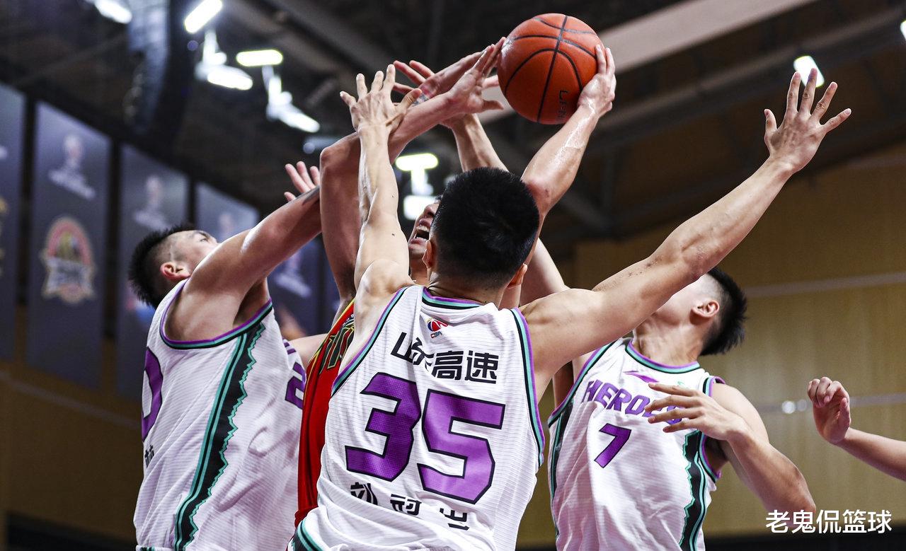 山东男篮|逐渐淡出山东首发后，他用37个字表达心声，开始回忆在他乡的日子