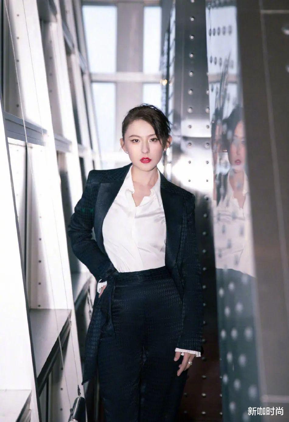 新咖时尚|没见过这么飒的热依扎！一身西装眼神凌厉，好似“霸道女总裁”