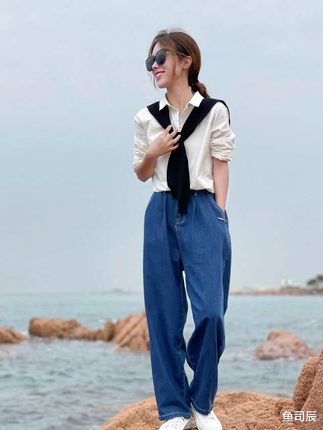 鱼司辰|气质不分年龄，蕾丝小开衫＋卡其色短裤，性感又有女人味