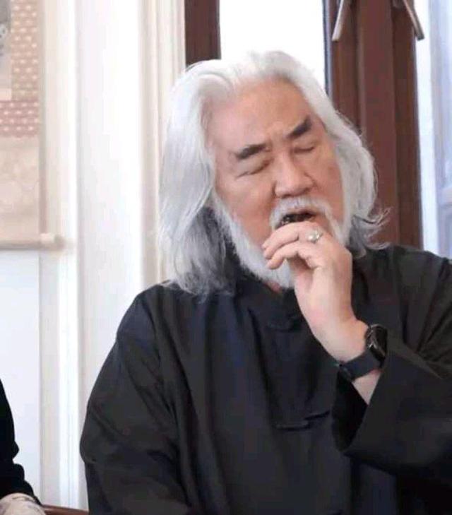 张纪中|张纪中再和小31岁娇妻花式秀恩爱，女方无奈摇头，网友评论太犀利