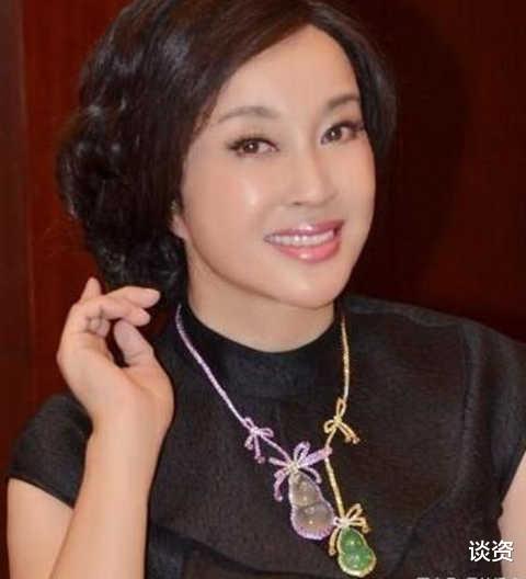 刘晓庆|刘晓庆穿旗袍办书法展,脸肿胀五官诡异似“面具”,胸前玉石比拳头大