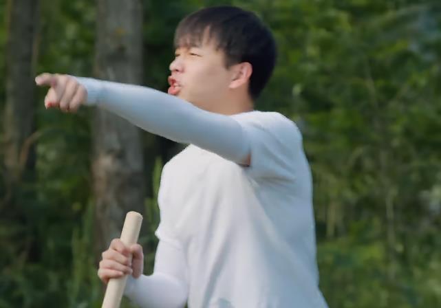 彭昱畅|彭昱畅为啥看不惯梁靖康？谁注意张子枫下地后的第1件事，忍不了