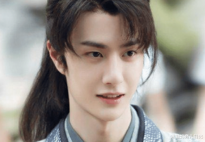 王一博|王一博晒儿时“旧照”，妈妈颜值成亮点，网友直呼不出道可惜了