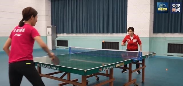 心悦雅萌|宝晓峰：新闻主播变身乒乓能手，为提升球技连邓亚萍也亲自当陪练