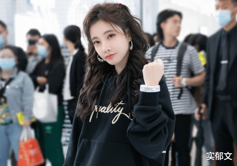 实郁文 冯提莫身材管理在线,小蛮腰成亮点,“深夜放毒”暴露出吃货属性