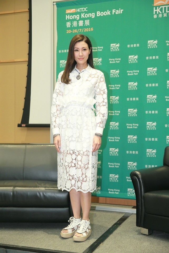 杨钰莹|李嘉欣的气质很适合穿蕾丝，一袭黑色蕾丝裙妩媚动人，身材真挺好