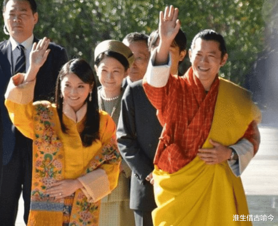 不丹|29岁不丹王后和日本纪子妃一家同框！王后太迷人，两家小王子比萌