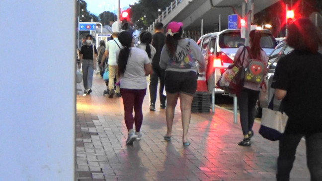 戏剧|何超盈带女儿逛商场，全程体贴照顾，2岁荷包蛋背爱马仕包显贵气