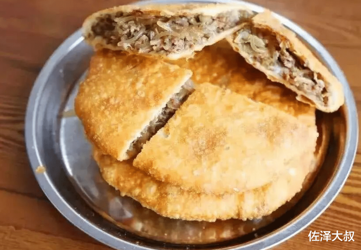 佐泽大叔 河南周口大哥摆摊卖牛肉盒,7块钱一个,出摊3小时卖出500个