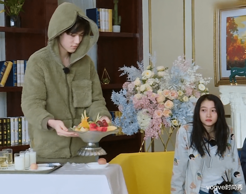 王诗龄|关晓彤是素颜女神？吃?火龙果碰到下巴，是不是天然脸一目了然