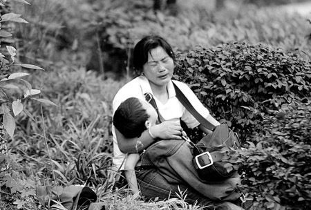四个孩子在同地跳河自杀,心碎妈办“没遗体的告别式”…