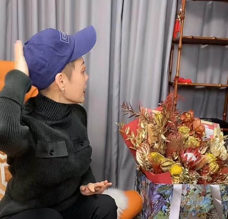 宁静|宁静为自创品牌直播带货，一顶帽子卖499，卖力解说却销量惨淡