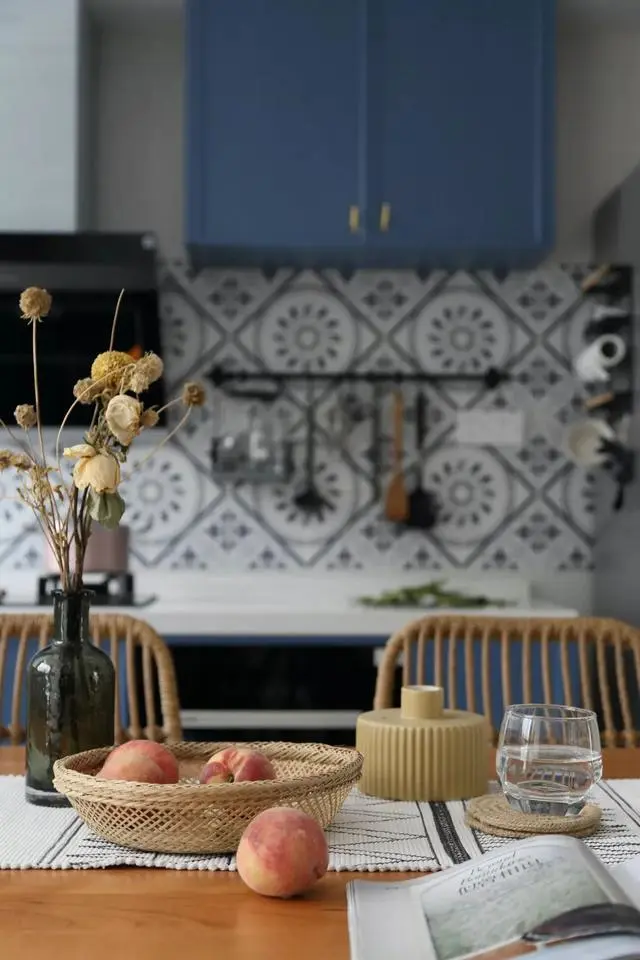 70㎡轻奢北欧2室2厅，舒适与优雅兼备，灰白基调+墨绿色软装！