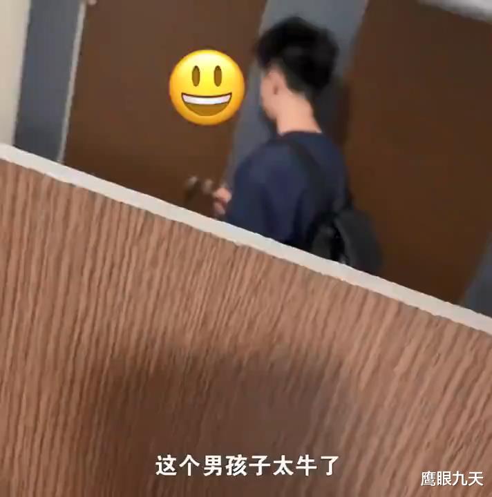 女友生气男子竟闯女厕守坑位,边敲门边道歉,视其他女生如空气!