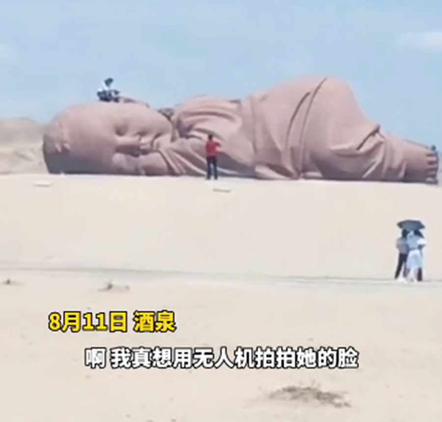 家暴 女子站“大地之子”雕塑上拍照,惹游客愤怒曝光,网友:太无知了