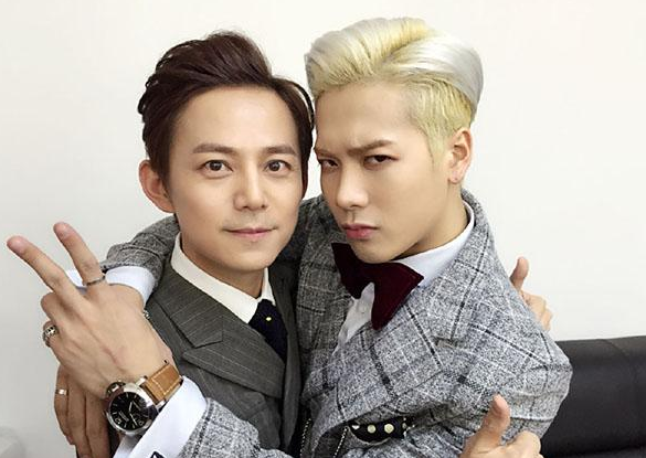 何炅|何炅与男子十指紧扣过马路?他是不是给3千万顶流大瓜挡刀了?