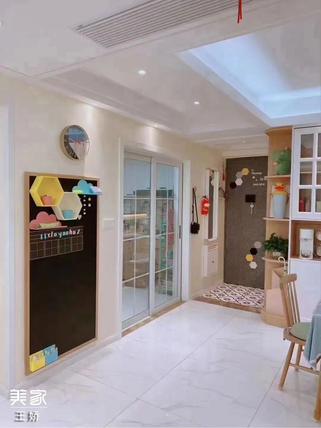 小户型没有阳台这样装太有才了，照着他家抄就对了！