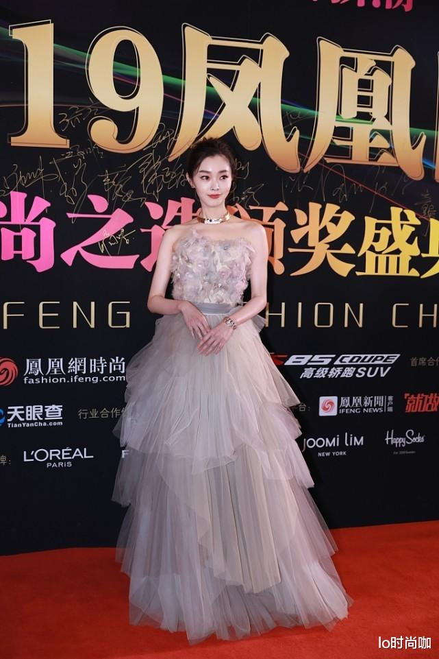 lo时尚咖|宋轶真是“巴掌脸”，渔夫帽都显得有点大，雪纺裙凸显好身材