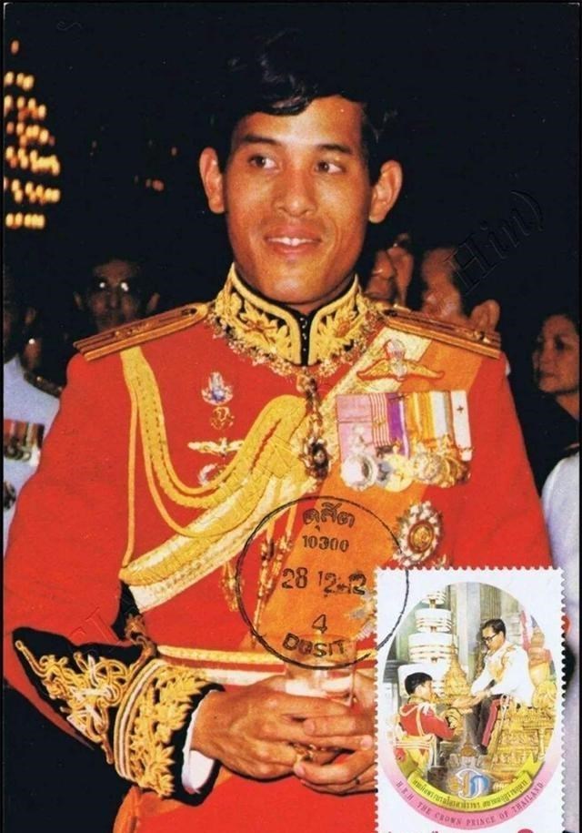 普密蓬|泰王后宫大合照被曝光！33位佳丽同框笑容绚烂，容貌却像粘贴复制