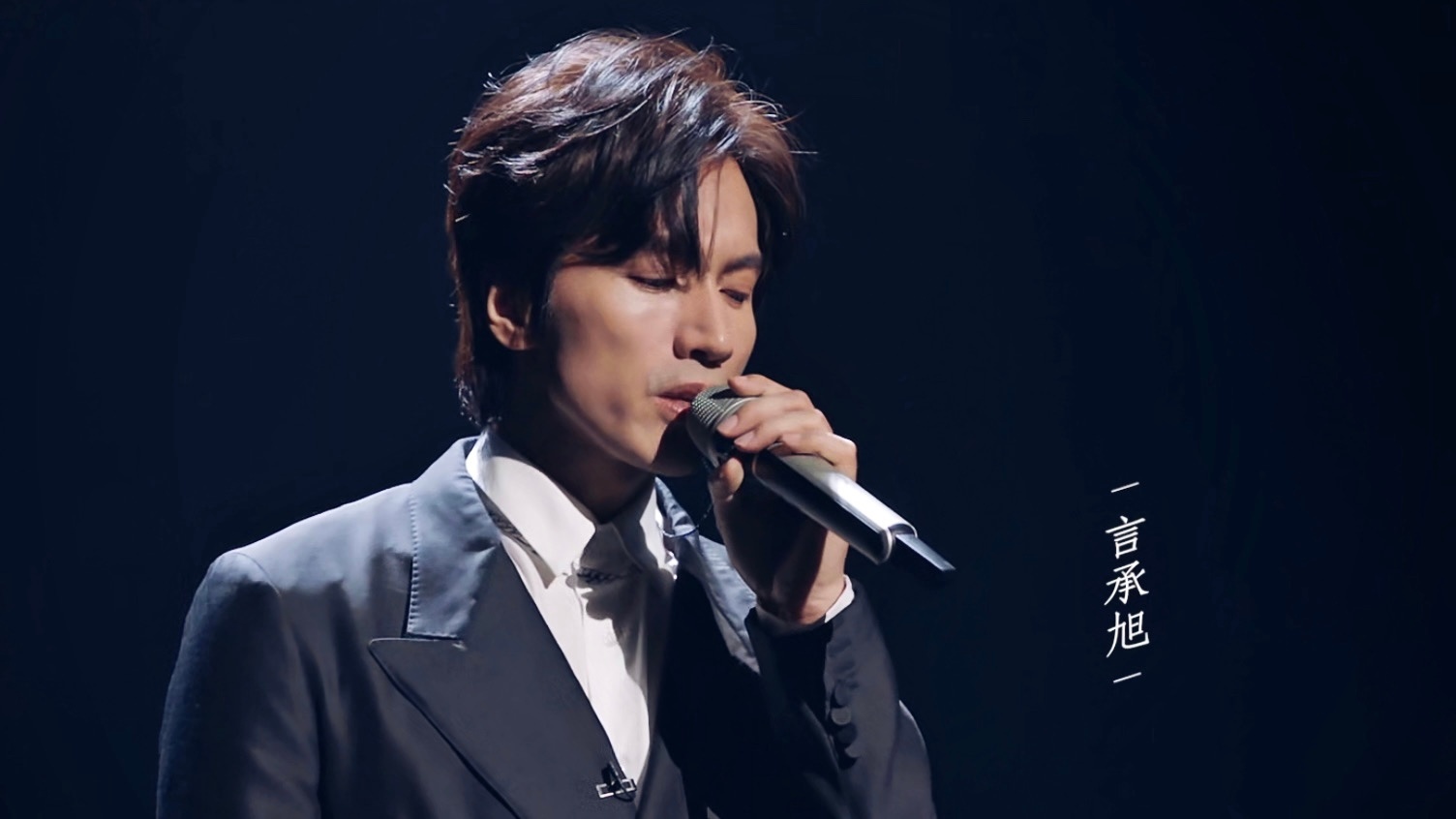 陈小春|《披荆斩棘的哥哥》定档：陈小春在MV中站C位，但张智霖第一个唱