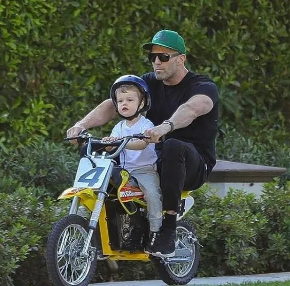 杰森·斯坦森|杰森·斯坦森儿子长大了，4岁小杰克颜值像超模妈妈，发量没随爸爸