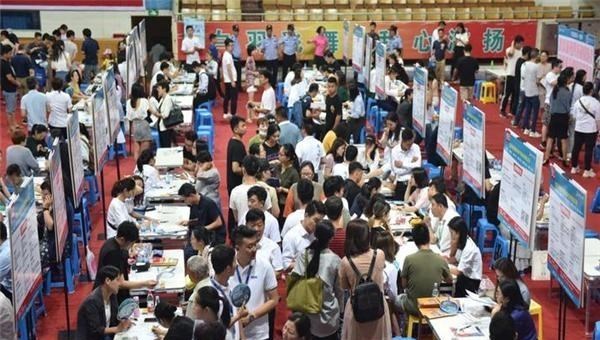 招聘|“985、211留下，其余人走吧”，人才招聘会，还有二本生位置吗？