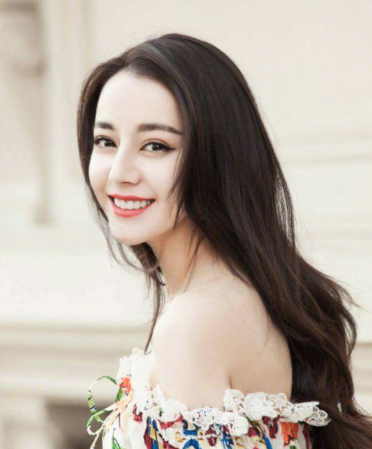 迪丽热巴|迪丽热巴在国外拍照失去PS,无滤镜下的生图,颜值太过真实