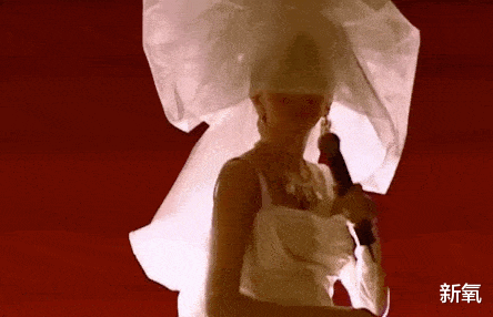 梅艳芳|厚嘴唇、三白眼、高颧骨，组合在她脸上却是一个风华绝代