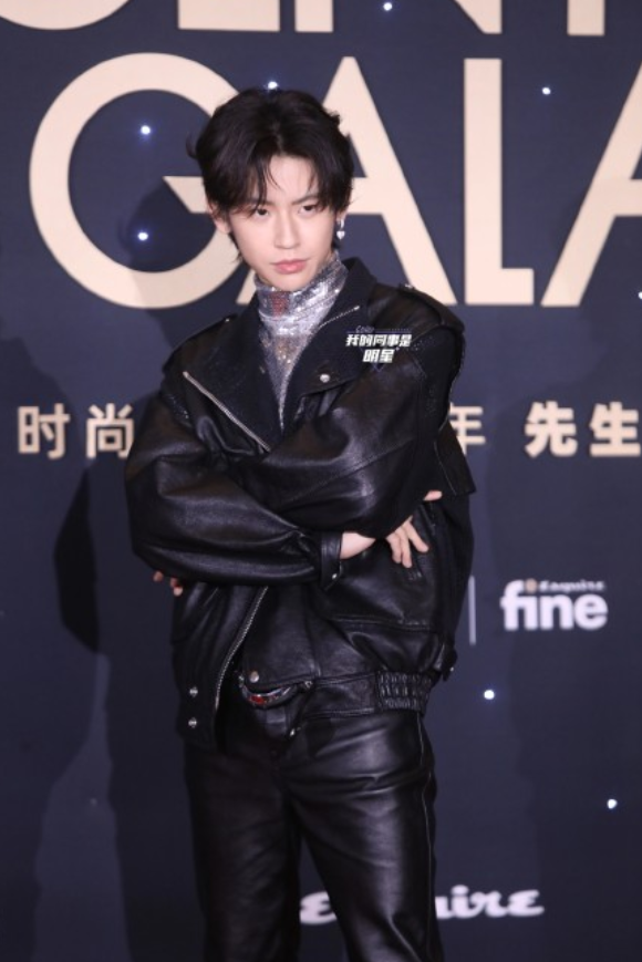 邓伦|时尚先生红毯：龚俊造型像火龙果，邓伦最帅！虚拟主持人风头最强