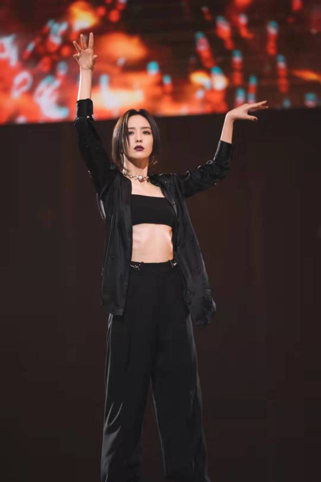 佟丽娅|佟丽娅暗黑系新造型曝光，一袭暗黑系造型又酷又飒！