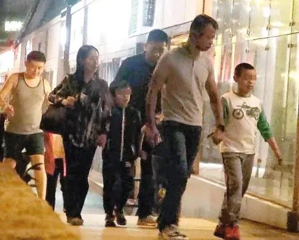 梁洛施|李泽楷金屋又藏娇惹非议，梁洛施高调出巡宣示主权三儿子地位稳固