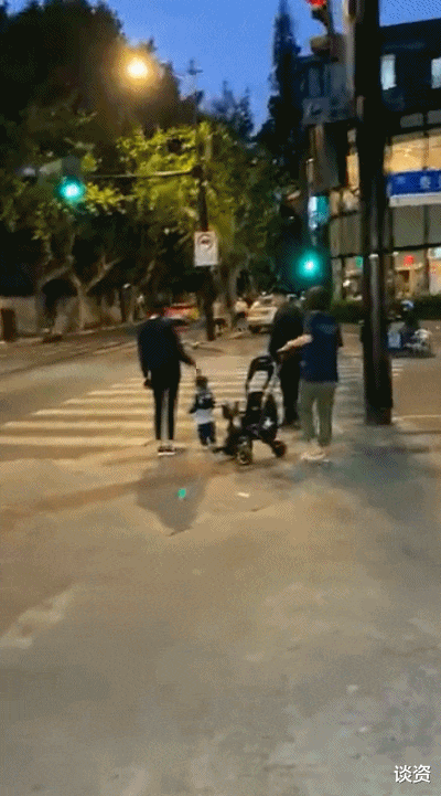 奚梦瑶|奚梦瑶带儿子散步，1岁何广燊学走路呆萌可爱，母子俩身高差抢镜