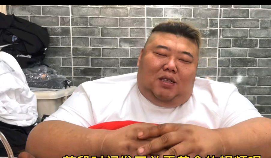 杨幂 胖猴仔现身露面破除离世传闻，不吃肉改吃菜，疑似与公司解约